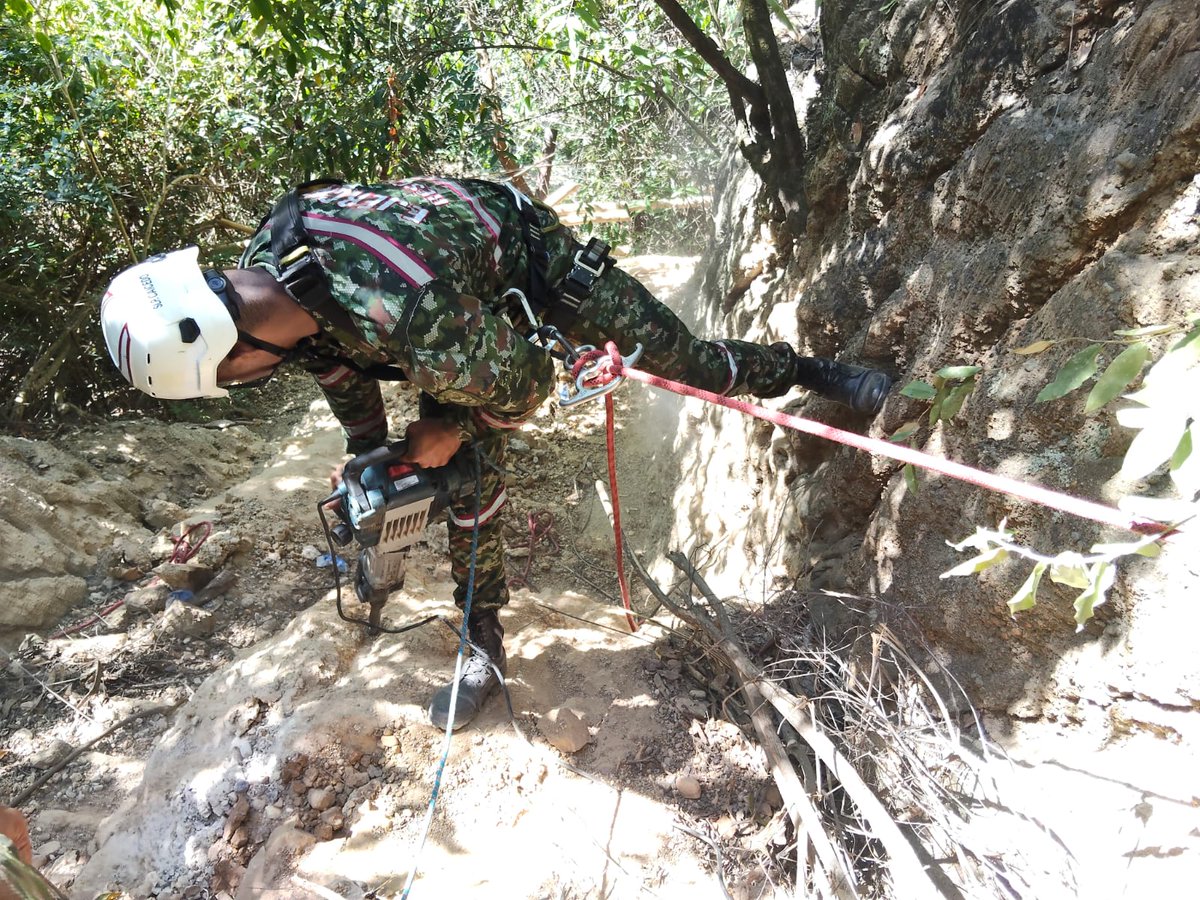 Ingenieros_EJC's tweet photo. #BRIAD | Los soldados de la Brigada de Ingenieros de Atención y Prevención de Desastres continúan desarrollando labores de mitigación y reducción del riesgo en el Fuerte Militar de Tolemaida, mediante la demolición controlada de una roca con riesgo de desprendimiento que amenazaba los transformadores y el sistema de purificación del agua.

Esta intervención preventiva contribuye a proteger la infraestructura esencial que garantiza el suministro de agua potable para el personal del fuerte, reafirmando el compromiso de los #IngenierosMilitares con la gestión del riesgo, la seguridad y la protección de capacidades estratégicas.

#SiempreATuLado