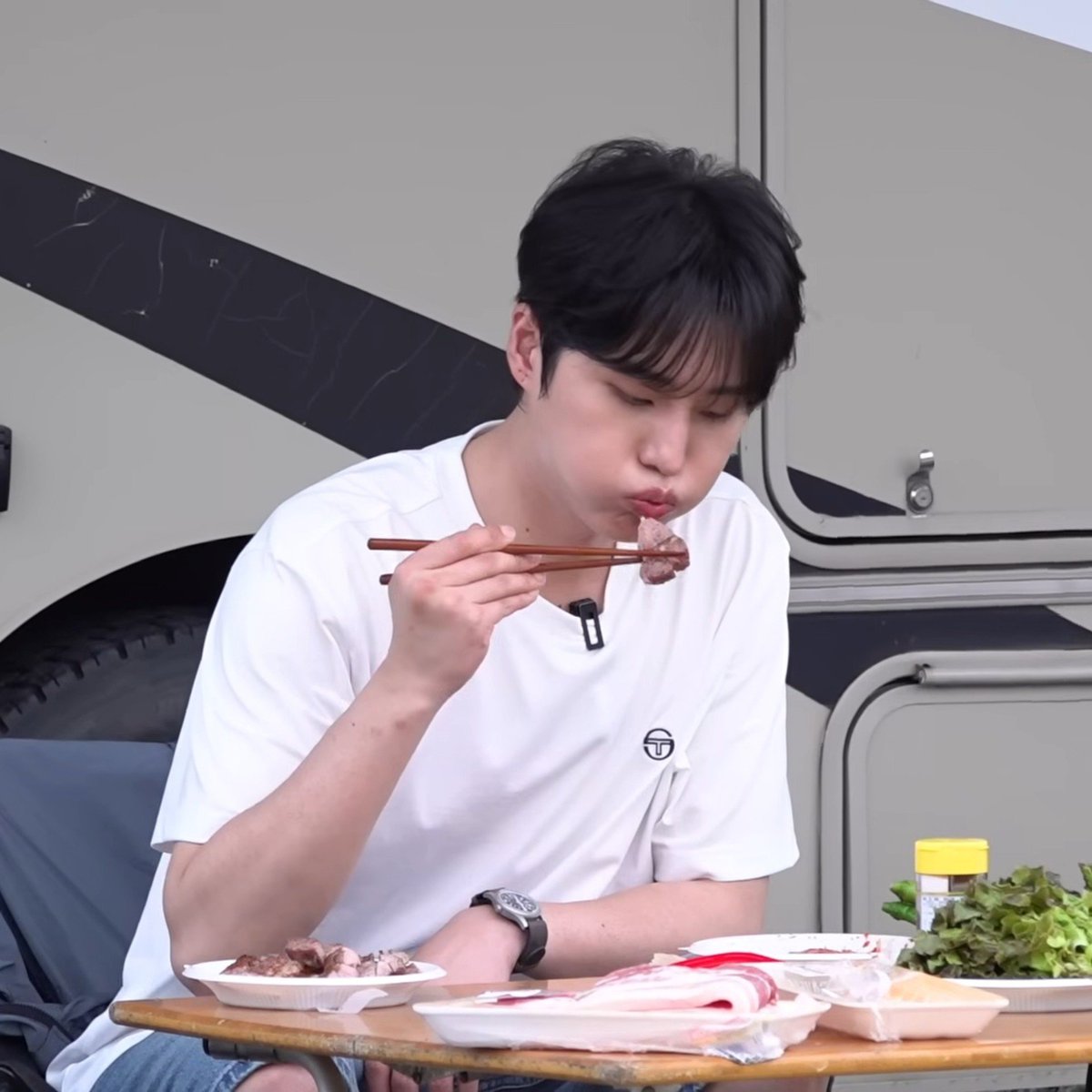 ____greatest's tweet photo. 지금 운전하는 사람, 장 보는 사람, 불피우는 사람, 수육 삶아주는 사람, 고기 구워주는 사람, 파리 쫓아주는 사람 전부 남준님
우리 영현이 역할: 앉아서 귀엽게 먹기 https://t.co/LcwD4sHYl0