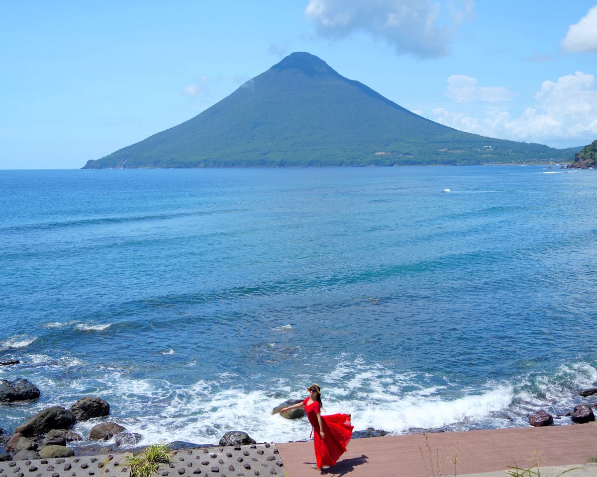 lichihsieh's tweet photo. 「青い海へ舞う」
#うみふぉと26
＃海のフォトコンテスト
＃鹿兒島長鼻崎
＃薩摩富士 https://t.co/kDzQ8EXI4n