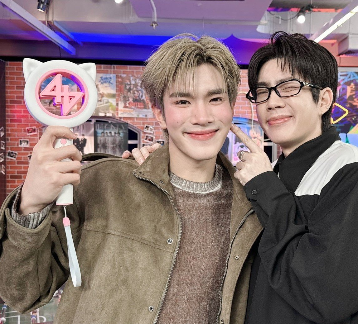 nox2perrr's tweet photo. น้องบี๋กับแท่งไฟเหมือนเกิดมาคู่กัน ฟีลคฑาของหัวหน้าแก๊งแมวเหมียวอะ น่ารักก¡~¡♡♡♡

OH MY FOURTH IN LIVE HOUSE
#GMMTVLiveHouse #FourthConcert
#Fourthnattawat #โฟร์ทณัฐวรรธน์ https://t.co/0kszT4S7gp