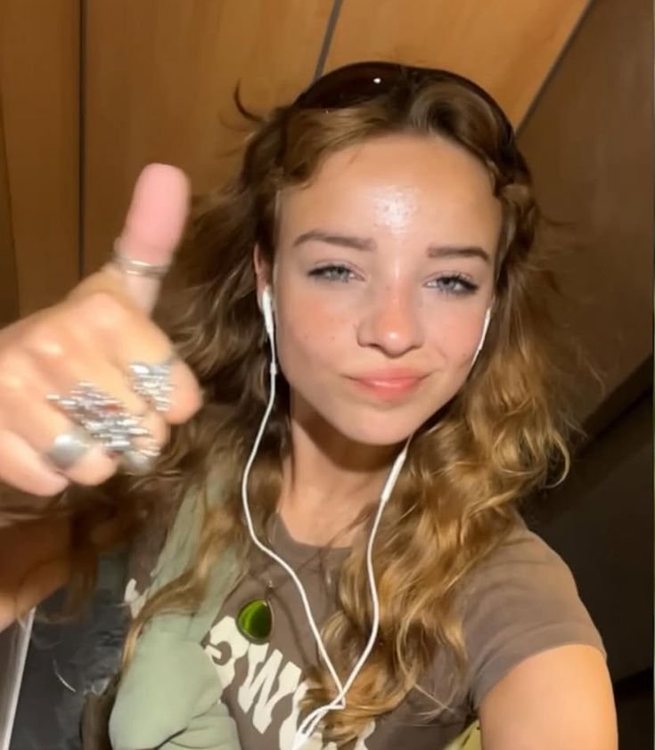 witchedhaiz's tweet photo. acabo de terminarme sterling point que la renueven YA por favor necesito a esta mujer en mi pantalla otra vez https://t.co/wMhoWSXLk7