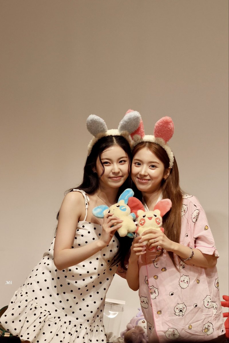 Nmi_______xX's tweet photo. 260806 MAKESTAR
NMIXX JAPAN FANSIGN EVENT
쮸뀨미🐶🐱

#NMIXX #엔믹스 #지우 #김지우 #Jiwoo #ジウ #규진 #장규진 #Kyujin #ギュジン #쮸뀨　#쮸뀨미 https://t.co/PwBuH6DP2G