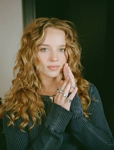 witchedhaiz's tweet photo. acabo de terminarme sterling point que la renueven YA por favor necesito a esta mujer en mi pantalla otra vez https://t.co/wMhoWSXLk7