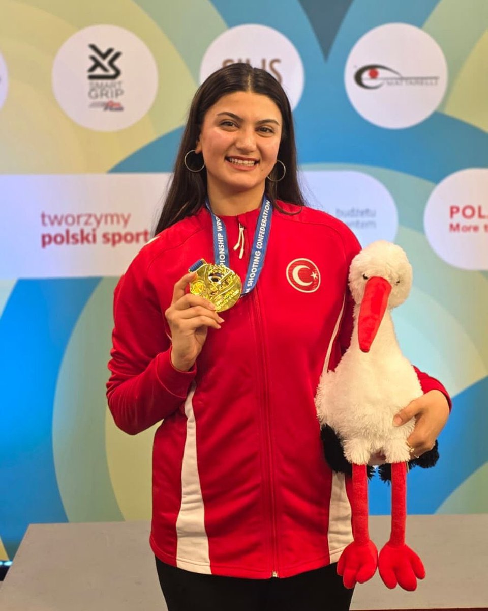 gencliksporbak's tweet photo. TUĞBA BUGUR U23 AVRUPA ŞAMPİYONU!🥇

Atıcılık Tüm Dallar U23 Avrupa Şampiyonası 10m Havalı Tabanca Solo Kadınlar kategorisinde altın madalya kazanan millî sporcumuz Tuğba Bugur’u tebrik ediyoruz.🇹🇷👏🏼 https://t.co/yienK4OwfD
