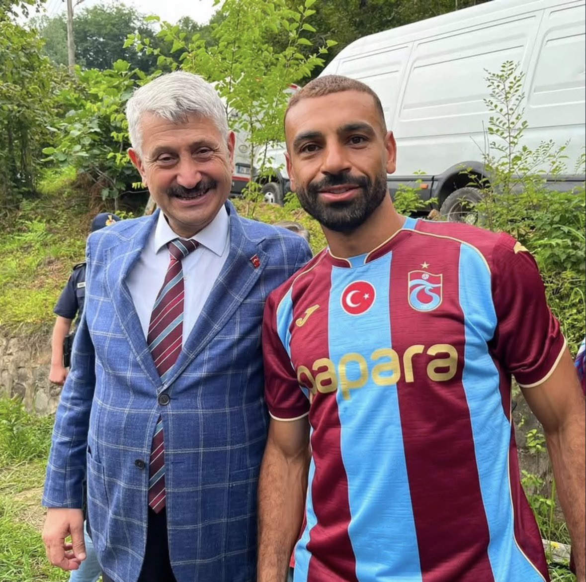 SalahUpdates's tweet photo. Mohamed Salah met the mayor of Trabzon's Araklı district, Dr. Hüseyin Avni Coşkun Çebi, who gifted him and welcomed him to the beautiful city of Trabzon ❤️🇹🇷 https://t.co/ZyUWT265Cp