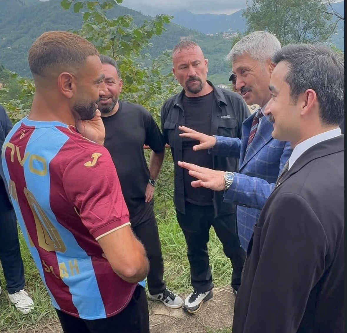 SalahUpdates's tweet photo. Mohamed Salah met the mayor of Trabzon's Araklı district, Dr. Hüseyin Avni Coşkun Çebi, who gifted him and welcomed him to the beautiful city of Trabzon ❤️🇹🇷 https://t.co/ZyUWT265Cp