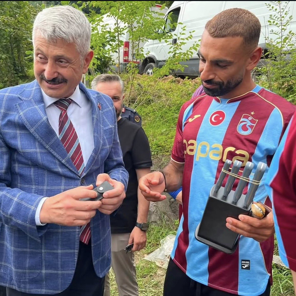 SalahUpdates's tweet photo. Mohamed Salah met the mayor of Trabzon's Araklı district, Dr. Hüseyin Avni Coşkun Çebi, who gifted him and welcomed him to the beautiful city of Trabzon ❤️🇹🇷 https://t.co/ZyUWT265Cp