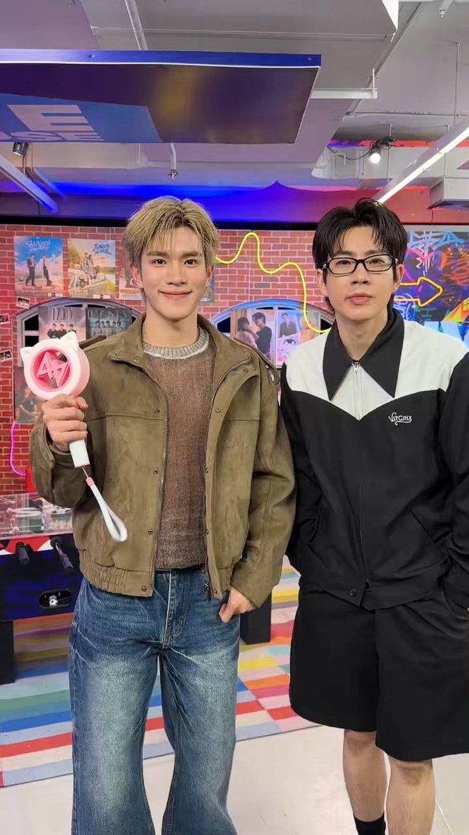 For4yizhan's tweet photo. Brown (beige)-pink would be a great dresscode for Fourth’s concert. Such a pretty and cute color combination! 😻🤎🩷

OH MY FOURTH IN LIVE HOUSE
#GMMTVLiveHouse #FourthConcert
#Fourthnattawat #โฟร์ทณัฐวรรธน์ https://t.co/FICosaoARP