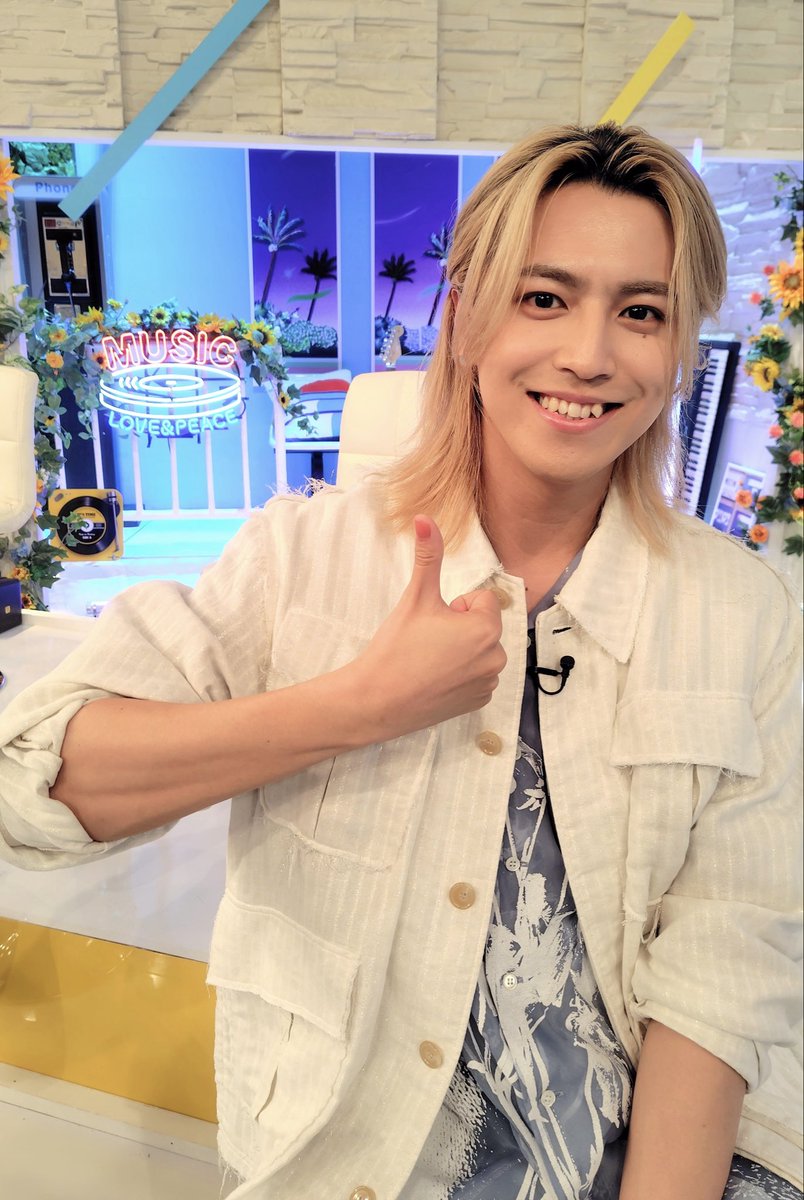 TAKASHI_YSR's tweet photo. 『この歌詞が刺さった！グッとフレーズ』
ご覧頂いた皆様ありがとうございました！

皆さんに刺さったグッとフレーズはありましたか？

最後に素敵なセットで撮ったオフショット
アザーをお届けいたします☀️ https://t.co/4n5uxrcJdG