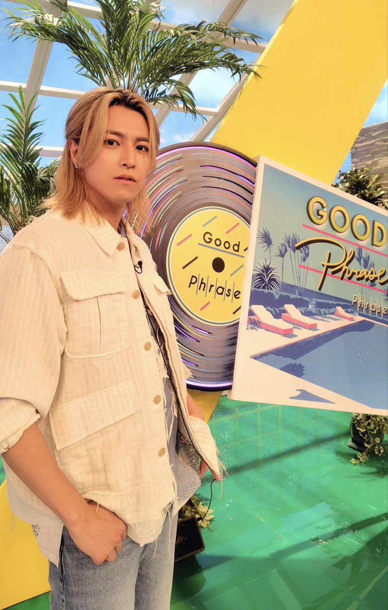 TAKASHI_YSR's tweet photo. 『この歌詞が刺さった！グッとフレーズ』
ご覧頂いた皆様ありがとうございました！

皆さんに刺さったグッとフレーズはありましたか？

最後に素敵なセットで撮ったオフショット
アザーをお届けいたします☀️ https://t.co/4n5uxrcJdG