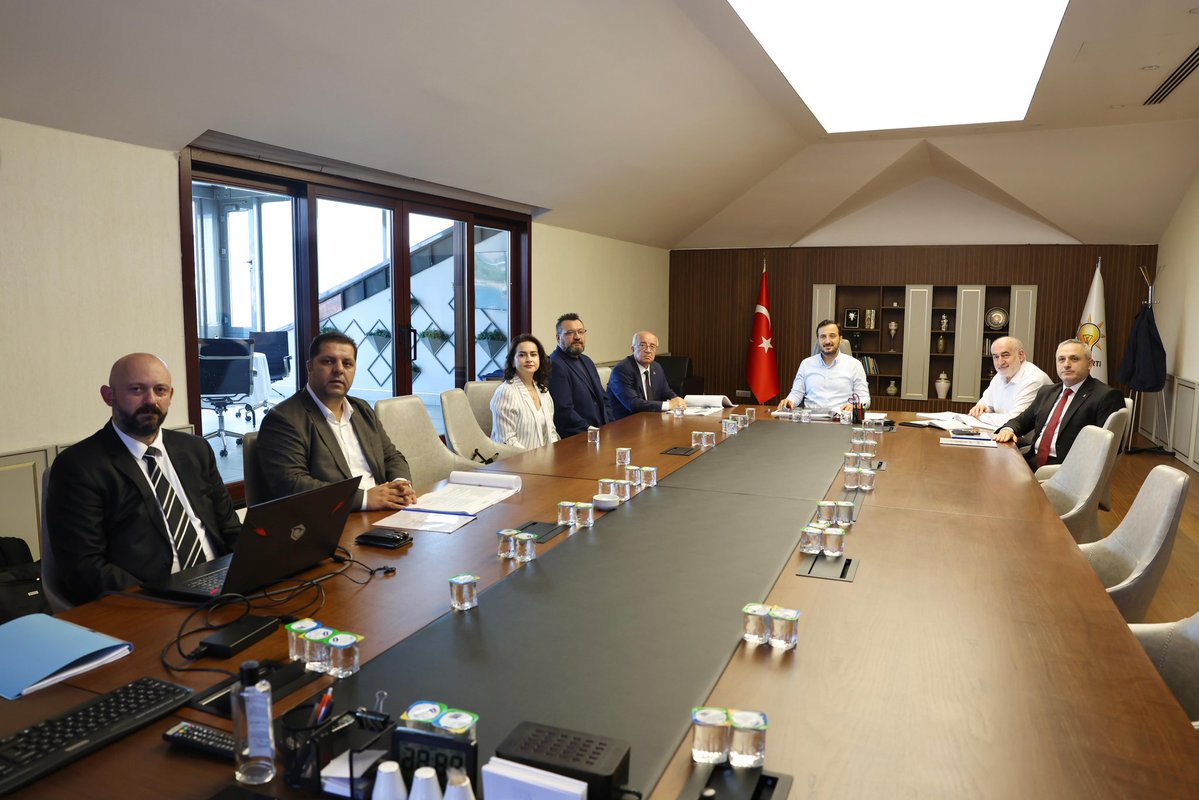 abdullahozdemir's tweet photo. Şile İlçe Başkanımız @erdoganakgull ve Şile Belediye Başkan Vekilimiz @SacitTerziSile ile İl Başkanlığımızda bir araya geldik.

Şile’mize yönelik yürütülen çalışmaların ve planlanan projelerin ele alındığı sunumda, önümüzdeki dönem yol haritamızı değerlendirdik. Ortak akıl ve güçlü koordinasyonla, Şile’miz için üretmeye, yatırım ve hizmet odaklı çalışmalarımızı kararlılıkla sürdürmeye devam edeceğiz.