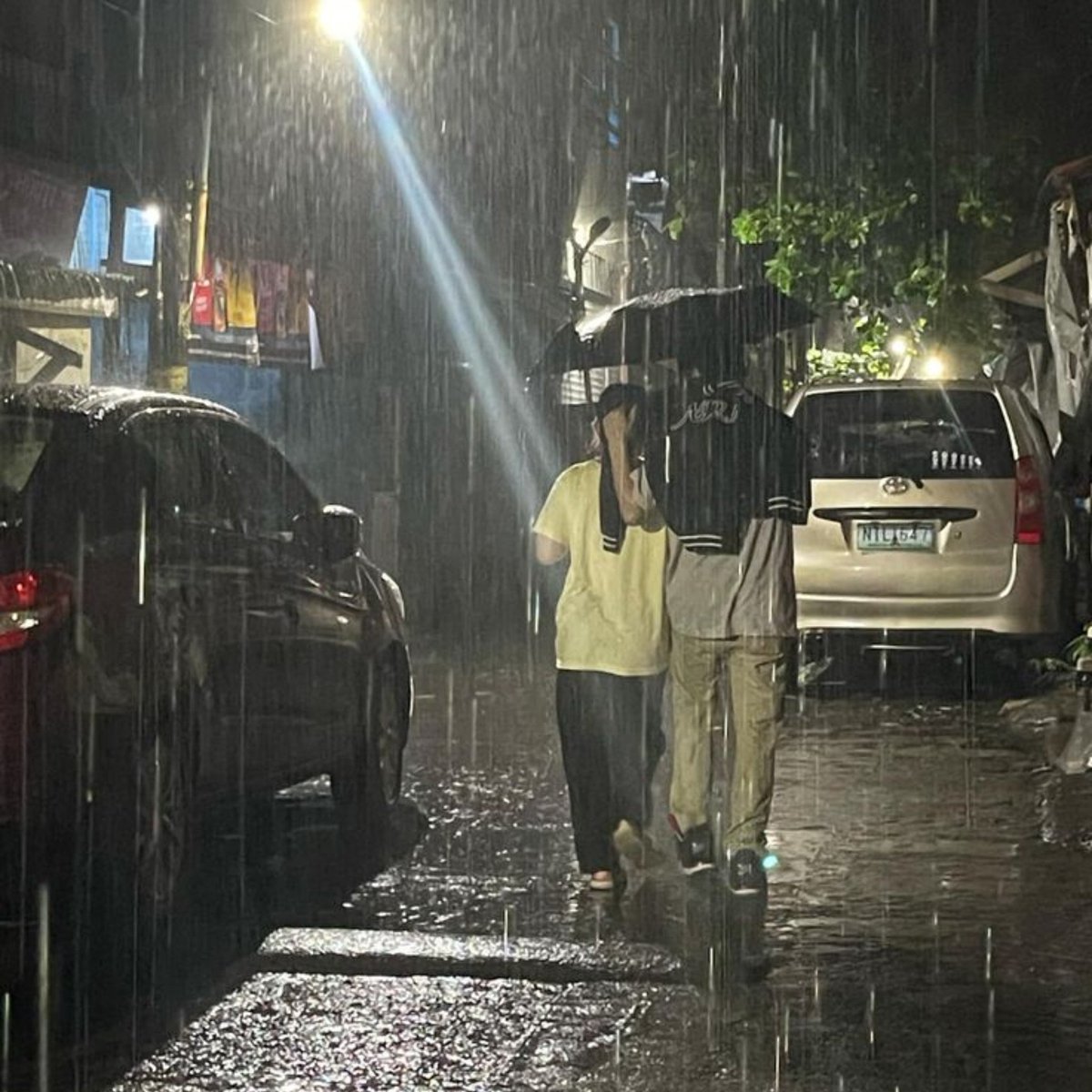 bythewaynikhil's tweet photo. the urge to experience a rainy night like this with the right person https://t.co/AiPiDLMpkt