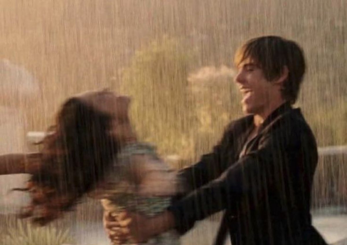 bythewaynikhil's tweet photo. the urge to experience a rainy night like this with the right person https://t.co/AiPiDLMpkt