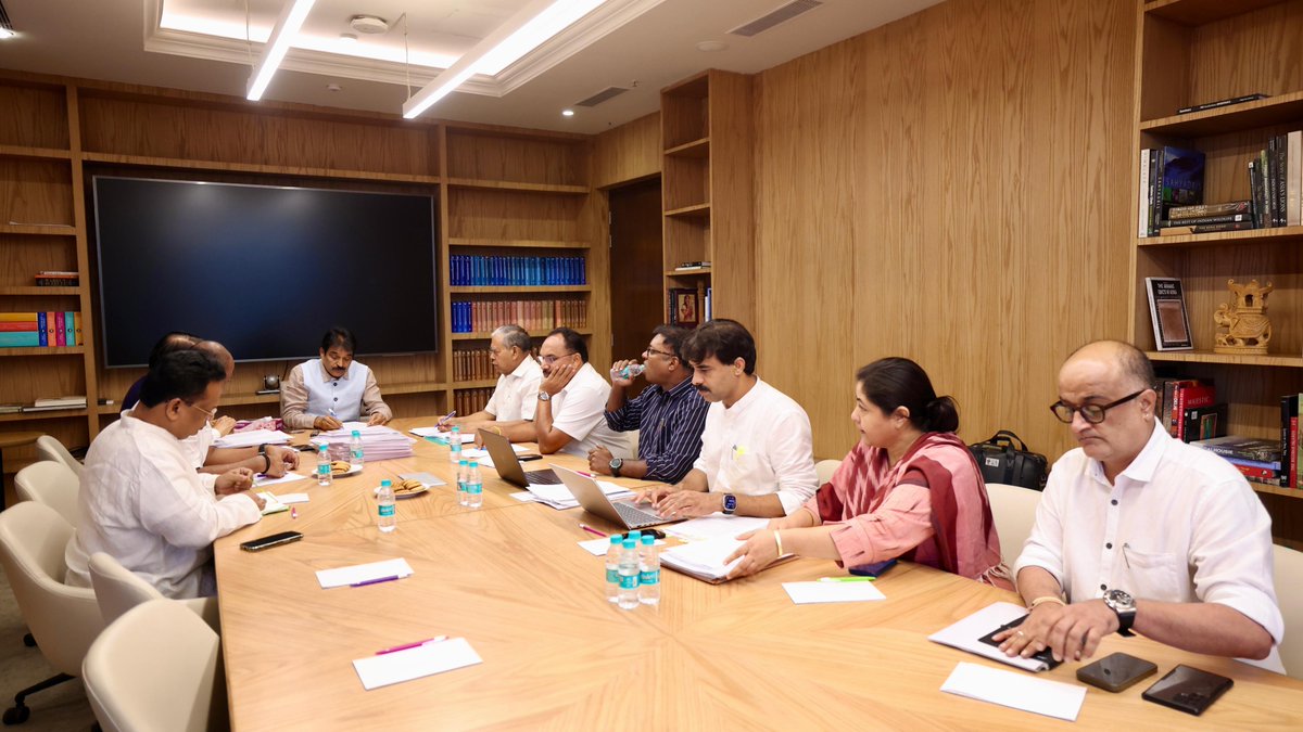 INCIndia's tweet photo. आज कांग्रेस महासचिव (संगठन) श्री @kcvenugopalmp ने झारखंड से जुड़े विषयों पर समीक्षा बैठक की।

इस बैठक में प्रदेश कांग्रेस प्रभारी @KRajuINC जी, प्रदेश अध्यक्ष @MahtoKeshavINC जी समेत अन्य वरिष्ठ पदाधिकारी मौजूद रहे।

📍 इंदिरा भवन, नई दिल्ली https://t.co/cKniXWsEuA