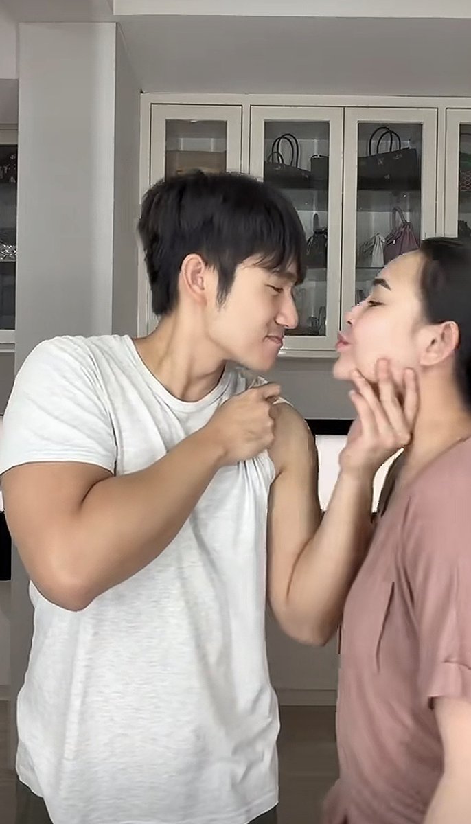 floo_rosee's tweet photo. SARIMINNN BANGUN LOOOO SMWWWW NI ADA VITAMIN!!!! 😭😭 https://t.co/RXlChFRQHy