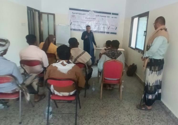Taizgio11's tweet photo. تعز.. جمعية خدير التعاونية تنظم الورشة التدريبية الثانية لميسري المجاميع الإنتاجية 

💢 مكتـب الإعــلام م/تعـــز

الخميس، 23 صفر 1448هـ
الموافق، 06 أغسطس 2026م

نظمت جمعية خدير التعاونية الزراعية متعددة الأغراض بمحافظة تعز اليوم، الورشة التدريبية الثانية لميسري المجاميع الإنتاجية النموذجية. 

وتأتي هذه الورشة برعاية قيادة السلطة المحلية بالمحافظة والمديرية، وتمويل من وحدة التمويل الزراعي، بالتعاون مع التعبئة العامة، والقطاع الزراعي، والإتحاد التعاوني الزراعي، ومؤسسة بنيان التنموية، في إطار الجهود التنموية الرامية إلى تعزيز القدرات المحلية وتطوير الأداء الزراعي بالمحافظة.
 
وهدفت الورشة، التي شارك فيها 11 ميسراً، إلى تفعيل دور الميسرين ورفع كفاءتهم في إدارة المجاميع الإنتاجية النموذجية، وإكسابهم المهارات الميدانية اللازمة لحصر وتحديد احتياجات المزارعين ذات الأولوية وفق منهجية سلاسل القيمة، فضلاً عن تبادل الخبرات بين المجموعات العاملة في القطاعين النباتي والحيواني بما يعزز التنمية الزراعية المستدامة وتحقيق التكامل الإنتاجي.

واستعرض المشاركون في الورشة التي حضرها منسقا مؤسسة بنيان بالمحافظة إياد عوهج، والمديرية خالد الحبابي، ومسؤول القطاع الزراعي بخدير المهندس عبد الله البرطي، ورئيس جمعية خدير محمد عبد الجليل، والأمين العام، والمسؤول المالي في جمعية خدير، عدداً من المحاور الرئيسية، أبرزها الممارسات الزراعية السليمة لكل محصول ابتداءً من إعداد التربة واختيار البذور، مروراً بعمليات الرعاية والخدمة، وصولاً إلى مرحلتي التسويق والصناعات التحويلية. 

كما ناقشوا آليات تقليل التكاليف وزيادة الإنتاجية، وتحسين الجودة ضمن خطط التوسع الرأسي والأفقي لسلاسل القيمة، بالإضافة إلى تقييم نتائج ومخرجات الورشة الأولى.

🔵 تويتر :

https://t.co/41YIE4P2nh

🟦 تليجرام :

https://t.co/B7v4P94m5O

https://t.co/Fw7pJTAV7D