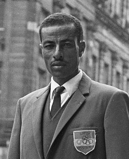 SaekkyB's tweet photo. 8/7はエチオピアのマラソン選手、アベベ・ビキラの誕生日

ローマ・東京五輪大会にて世界記録で2連覇達成

ローマで靴が壊れ裸足で優勝

36歳、自動車事故で下半身不随、リハビリはマラソンのトレーニング以上に過酷と漏らしたそう

晩年も身障者スポーツの犬ぞり大会で優勝している

脳出血で41歳没 https://t.co/6YVCrCI17t