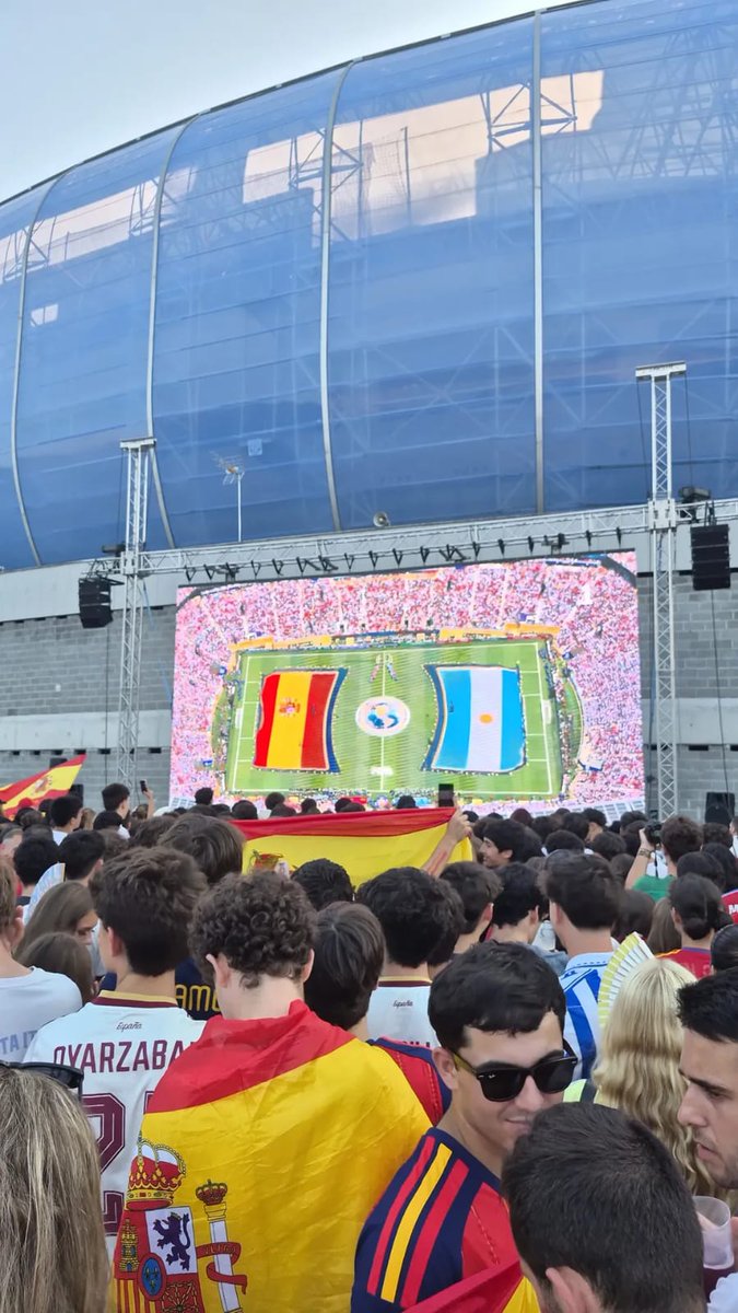 vox_guipuzcoa's tweet photo. El secesionismo intenta mantener el miedo mediante pancartas en la calle,durante la Semana Grande. No soportan la presencia en la calle de nuestra esencia española durante el mundial. Lo suyo es el miedo y el odio, lo nuestro la unidad @vox_guipuzcoa por España y los guipuzcoanos https://t.co/vxDR6NxhjF