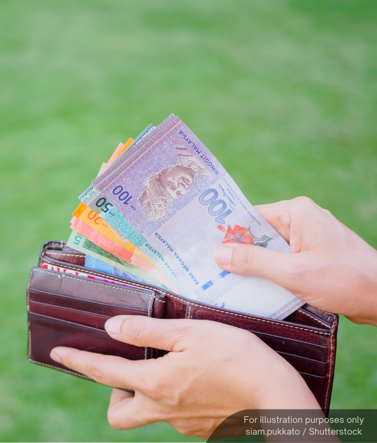 NewsBFM's tweet photo. Malaysia’s wage structure should be reviewed to ensure workers earning above the RM1,700 minimum wage also receive periodic salary adjustments, said National Wages Consultative Council Member Anuwar Ali.

He said fresh graduates earned about RM3,500 a month 20 years ago, but starting salaries have since fallen closer to the minimum wage, with some earning only RM2,000.

🧵1