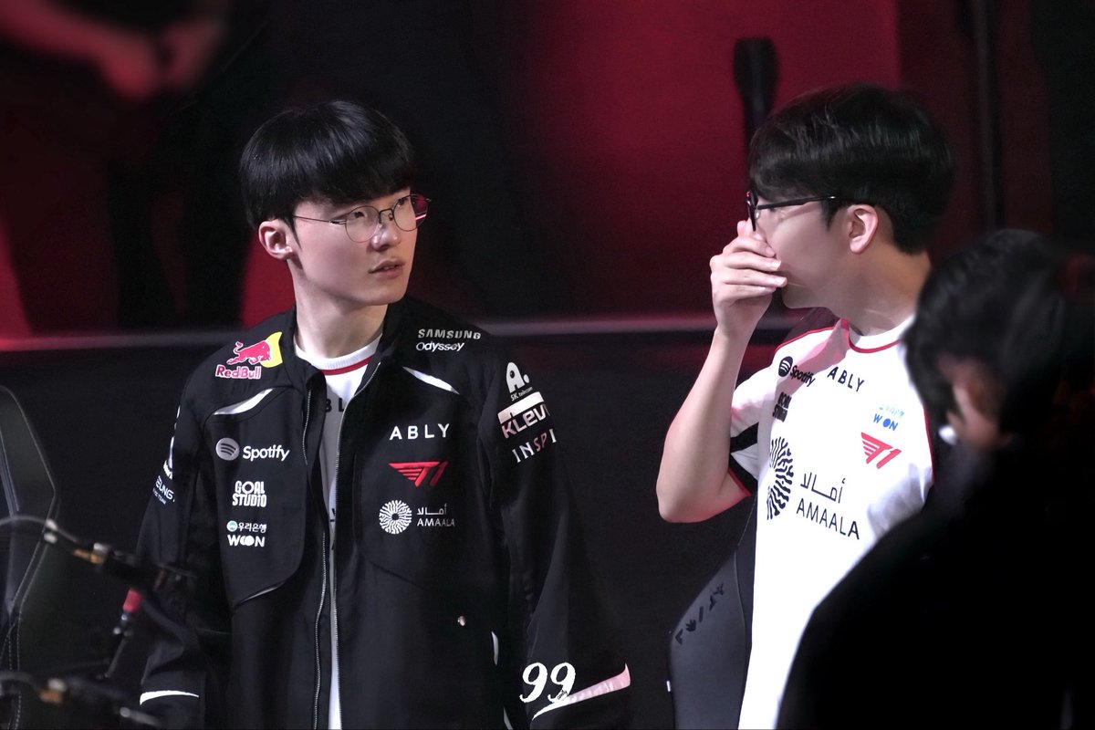 99canfly99's tweet photo. 260806 LCK DK vs T1
미드 이씨즈
#FAKER #EASYHOON https://t.co/Pdl4GonK3Y
