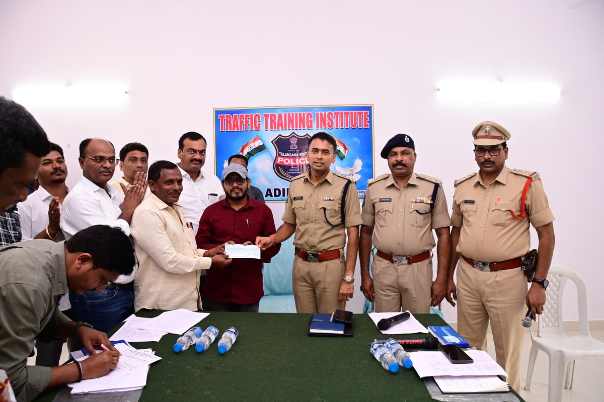 adilabad_sp's tweet photo. 93 మంది కనకదుర్గ చిట్‌ఫండ్స్ బాధితులకు రూ.2,34,59,991 విలువైన చెక్కులను జిల్లా ఎస్పీ అఖిల్ మహాజన్, IPS పంపిణీ చేశారు. బాధితుల ఫిర్యాదుపై కేసు నమోదు చేసి, నిందితుడిని అరెస్టు చేసి, సొమ్ము తిరిగి అందేలా ఆదిలాబాద్ జిల్లా పోలీసులు చర్యలు చేపట్టారు.
#AdilabadPolice #JusticeDelivered https://t.co/4ZeD6nAVsz