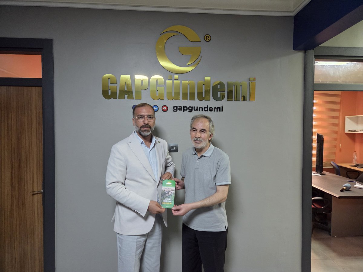 FarukPolat_'s tweet photo. GAP Gündemi Gazetesi Genel Yayın Yönetmeni Veysel Polat'ı ziyaret ettik. 

Ziyaretimizde, Şanlıurfa’nın sorunları ve çözüm önerilerini ele aldığımız Şanlıurfa Özel Platformu hakkında bilgilendirmelerde bulunarak, bu kapsamda hazırladığımız “Şanlıurfa’nın Sorunları ve Çözüm Önerilerimiz” kitapçığını kendilerine takdim ettik.

Nazik misafirperverlikleri için teşekkür ediyorum.

@HurDavaPartisi
@HudaPariletisim
@VeyselPolat5