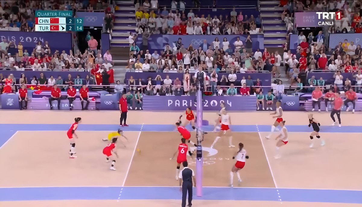 EnginKoban's tweet photo. İki yıl önce filenin sultanlarının Çin karşısında olimpiyat yarı finaline kalma maçının son sayısında sahnede Elif Şahin, iki yıl sonra Brezilya ile VNL final maçının son sayısında yine sahnede Elif Şahin.
@TVForgtr 
#ElifSahin 
#FileninSultanları https://t.co/JABX1FryAs