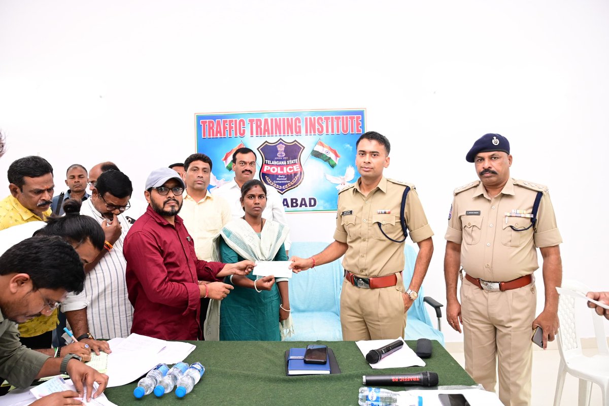 adilabad_sp's tweet photo. 93 మంది కనకదుర్గ చిట్‌ఫండ్స్ బాధితులకు రూ.2,34,59,991 విలువైన చెక్కులను జిల్లా ఎస్పీ అఖిల్ మహాజన్, IPS పంపిణీ చేశారు. బాధితుల ఫిర్యాదుపై కేసు నమోదు చేసి, నిందితుడిని అరెస్టు చేసి, సొమ్ము తిరిగి అందేలా ఆదిలాబాద్ జిల్లా పోలీసులు చర్యలు చేపట్టారు.
#AdilabadPolice #JusticeDelivered https://t.co/4ZeD6nAVsz