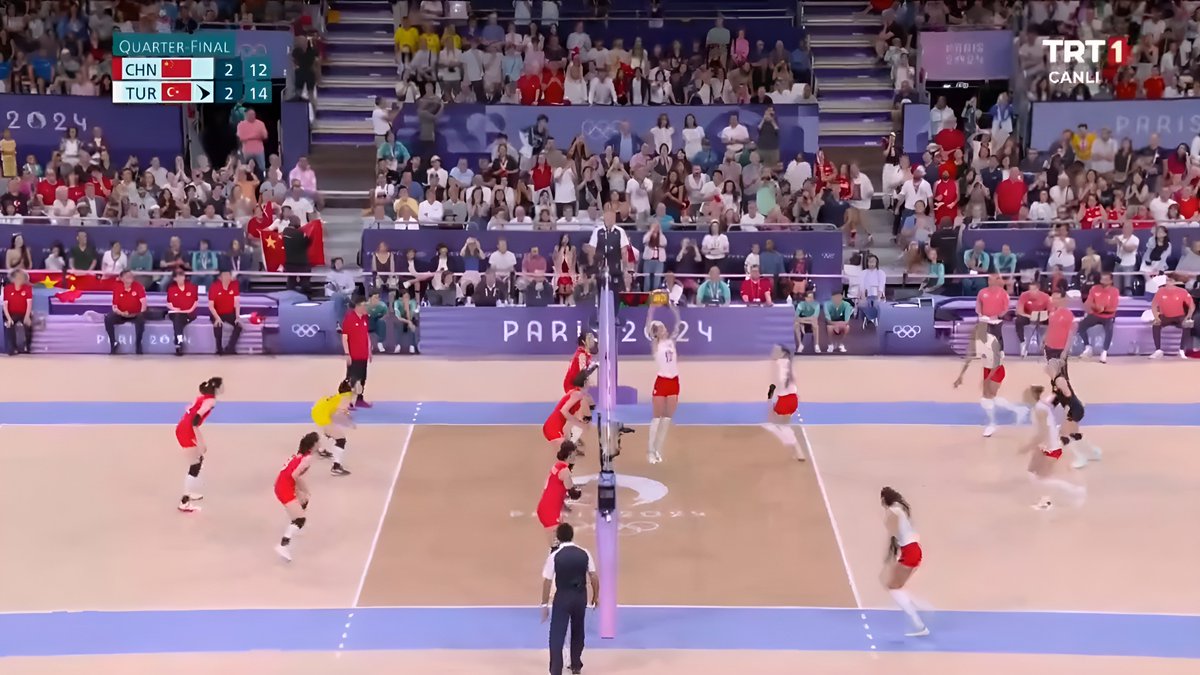 EnginKoban's tweet photo. İki yıl önce filenin sultanlarının Çin karşısında olimpiyat yarı finaline kalma maçının son sayısında sahnede Elif Şahin, iki yıl sonra Brezilya ile VNL final maçının son sayısında yine sahnede Elif Şahin.
@TVForgtr 
#ElifSahin 
#FileninSultanları https://t.co/JABX1FryAs