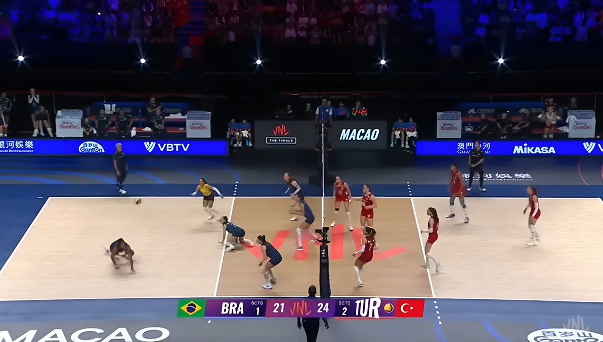 EnginKoban's tweet photo. İki yıl önce filenin sultanlarının Çin karşısında olimpiyat yarı finaline kalma maçının son sayısında sahnede Elif Şahin, iki yıl sonra Brezilya ile VNL final maçının son sayısında yine sahnede Elif Şahin.
@TVForgtr 
#ElifSahin 
#FileninSultanları https://t.co/JABX1FryAs
