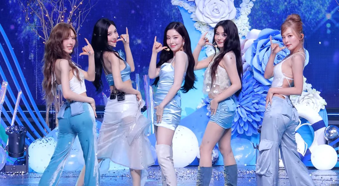 rintaengan's tweet photo. Melihat sikon yang lagi ramai, aku bersyukur banget Red Velvet mau mengusahakan comeback dan merayakan hari Anniversary ke 12 nya bareng REVELUV🤎 Jujur ga nyangka dikasih full group secepat ini🥹🥹 Banyak bgt yg dikasih mulai dari fancon, new ls, new konten variety, comeback mushow, fansign... bener2 bikin terharu🫂

Pokoknya makasih ya IRENE, SEULGI, WENDY, JOY, YERI di sela kesibukan masing2 udah mau luangin waktunya buat grup🥲 Tidak peduli berapa lama jedanya, melihat mereka bersama lagi terasa bermakna dan selalu istimewa. Love u cake girls @RVsmtown 🩷💛💙💚💜  STREAM SURFIN BOY ALL!!🏄‍♂