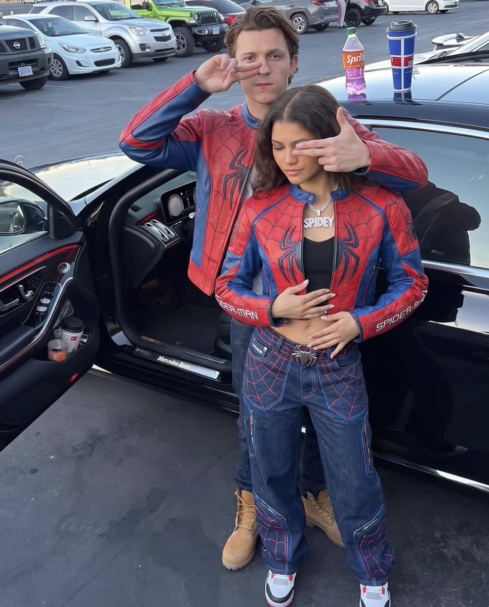 enigmatic_notes's tweet photo. ZENDAYA's DATING HISTORY 💖

2026 / Tom Holland 💕💒👰🏻‍♀️💍
2025 / Tom Holland - Engagement 
2022- 24/ Tom Holland 
2019-2020 / Jacob Elordi 
2017-18 /  Tom Holland
2016 / Odell Beckham Jr.... hate https://t.co/25pu4OmACL