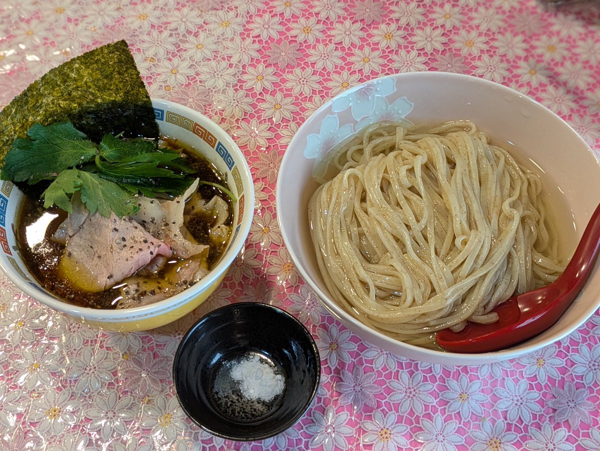 kassy503's tweet photo. 今日の麺活。凛々しい比内地鶏×昆布水つけ麺BABY＋替玉✨暑い日に極上のつけ麺🤤素晴らしい平打ち麺が、気持ち良さそうに昆布水に浸かってマス😁比内地鶏のコク深いつけ汁と最高の相性で超旨し😋お肉たちも最高👍替玉はマゼが旨すぎ😅豚しじみらぁ麺→全合体まで全てが旨し👍本日も大大大満足😋👍✨ https://t.co/vTigBznCqj