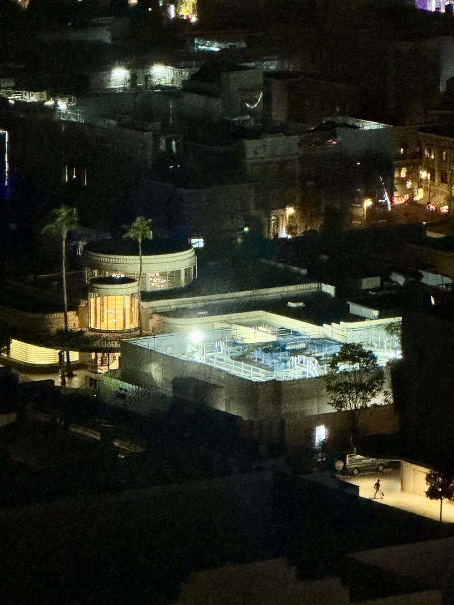 y108679's tweet photo. 4日閉園後、スタスタ前工事の様子👷‍♂️
…屋根ある？🤔

#USJファン https://t.co/tug9asHHQ8
