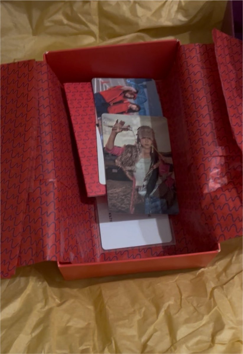 missushuh's tweet photo. my mum got me a gift card for my bday and put a yunjin pc in with it this is frying me https://t.co/nttpwvDkKo