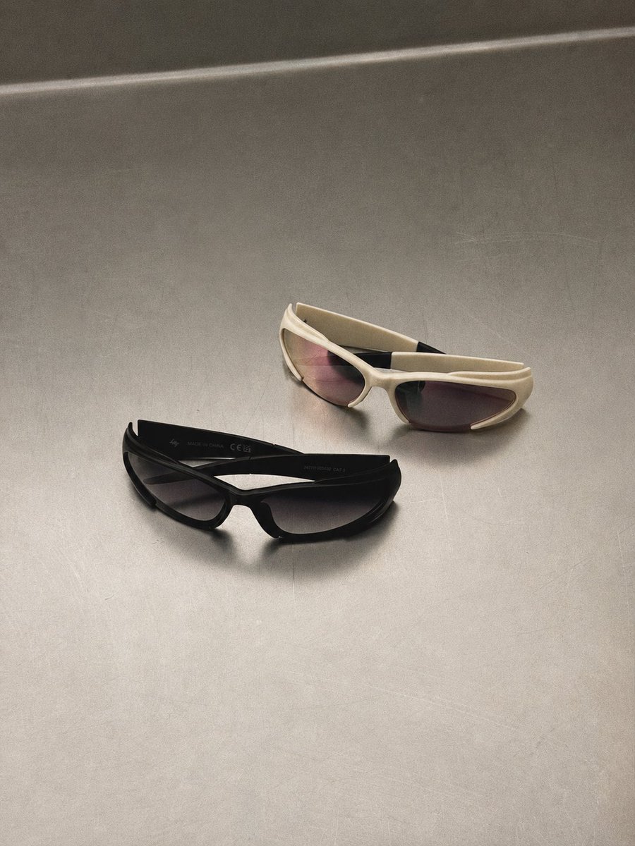 247byrepresent's tweet photo. 247 Stratum Sunglasses - in Flat White &amp; Jet Black.

Featuring a lightweight wraparound frame, interchangeable lenses and a 100% polycarbonate construction.

Now available online &amp; in-stores. https://t.co/tebDhN5IW5