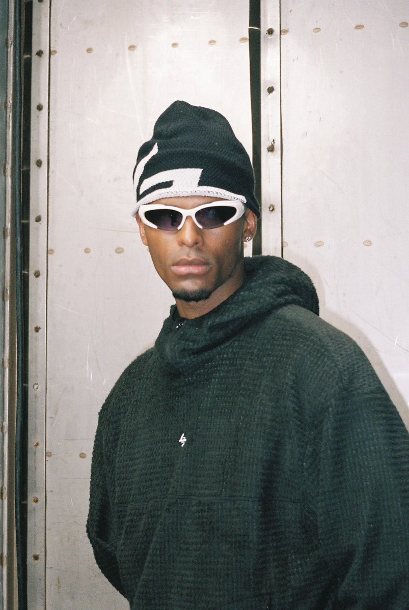 247byrepresent's tweet photo. 247 Stratum Sunglasses - in Flat White &amp; Jet Black.

Featuring a lightweight wraparound frame, interchangeable lenses and a 100% polycarbonate construction.

Now available online &amp; in-stores. https://t.co/tebDhN5IW5