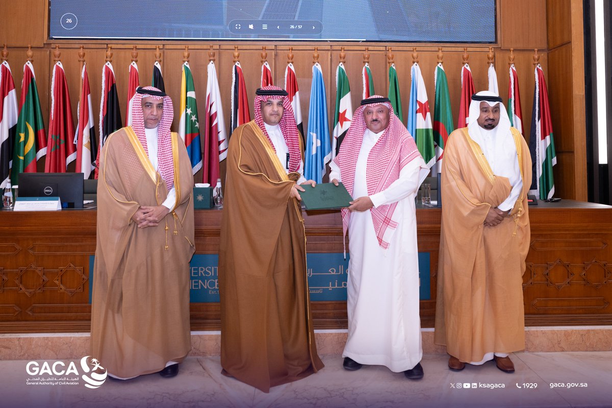 ksagaca's tweet photo. خطوة جديدة نحو بناء قدرات وطنية متخصصة.. تحتفي #الطيران_المدني بتخريج الدفعة الأولى من الدبلوم التنفيذي المعتمد لأمن الطيران، بالشراكة مع @NAUSS_SA؛ دعمًا لمستهدفات #برنامج_الطيران، وترسيخًا لمكانة المملكة مركزًا إقليميًا لبناء القدرات في أمن الطيران. https://t.co/8t7pNtmBwm