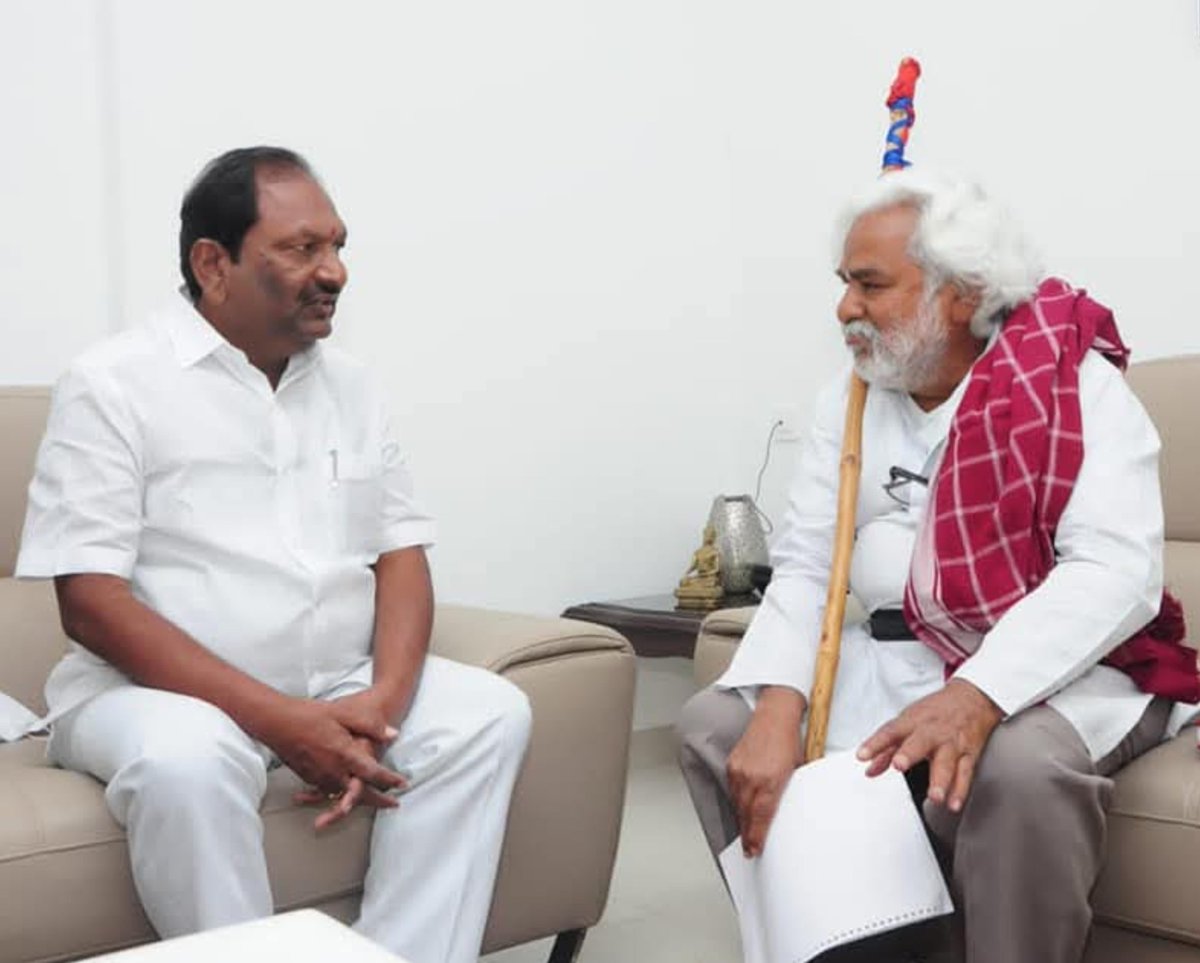 Koppulaeshwar1's tweet photo. పాటను ఆయుధంగా, స్వరాన్ని శక్తిగా మార్చి పీడితుల కోసం పోరాడిన కవి, గాయకుడు, సామాజిక ఉద్యమకారుడు, ప్రజా యుద్ధనౌక గద్దర్ వర్ధంతి సందర్భంగా వారికి మా ఘన నివాళులు 🙏 https://t.co/3Wq8c72itO