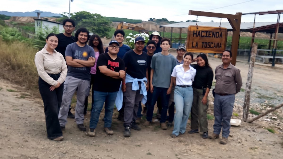 fcvespol's tweet photo. 🌾🍌 ¡Educación práctica en campo! Estudiantes de la FCV-ESPOL, acompañados por el docente José Rivas Ph.D. , realizaron una visita técnica a una finca de banano orgánico en la Península de Santa Elena. 🚜💧

🔗 Lee la nota completa: https://t.co/NGFgPhKEWt https://t.co/XJWi14CG8O