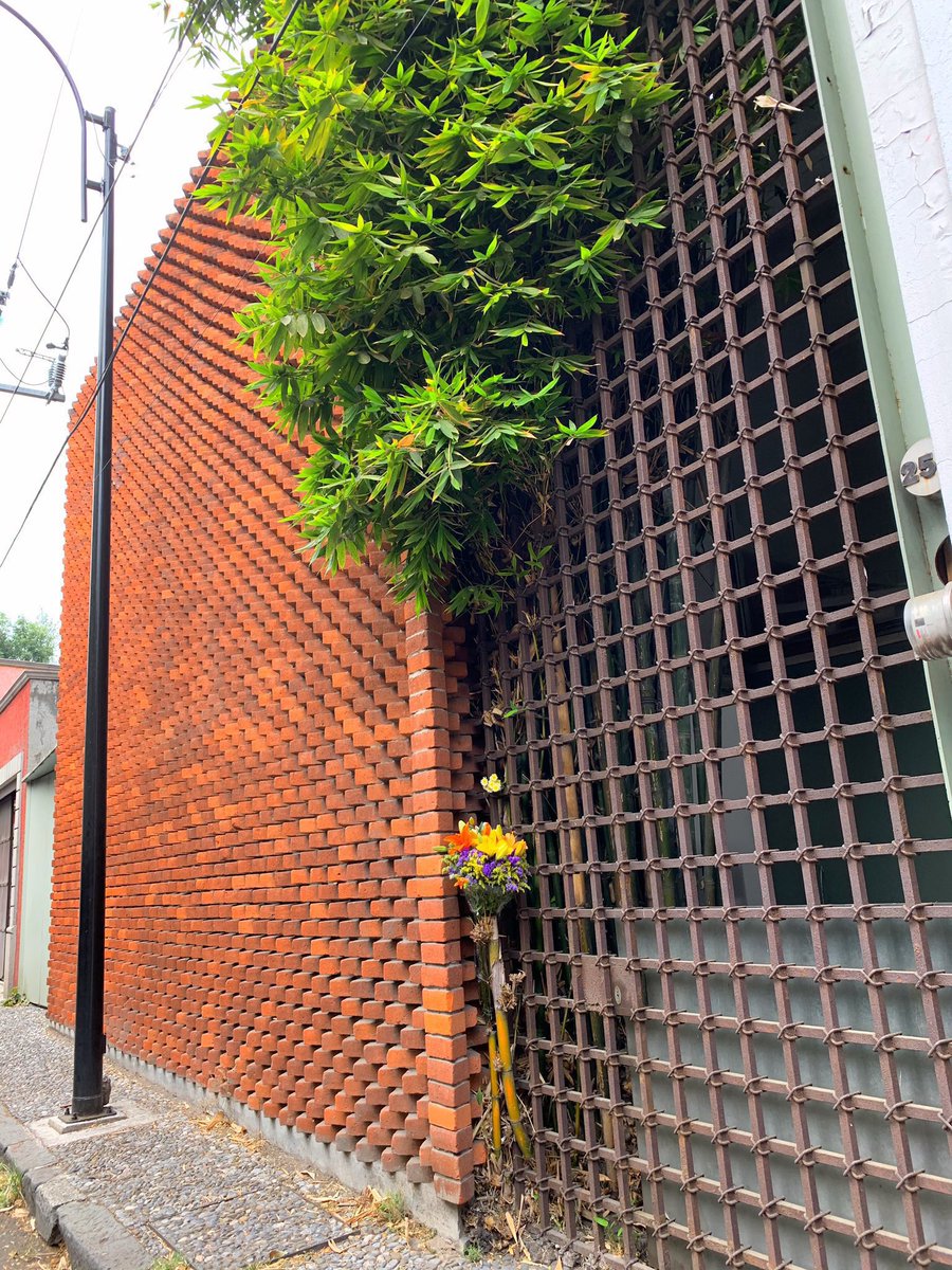 hectorvelazhv's tweet photo. La casa estudio de Vicente rojo en Coyoacán, es una joya, el manejo de tabique es impecable ! https://t.co/Wni9RIzdPY