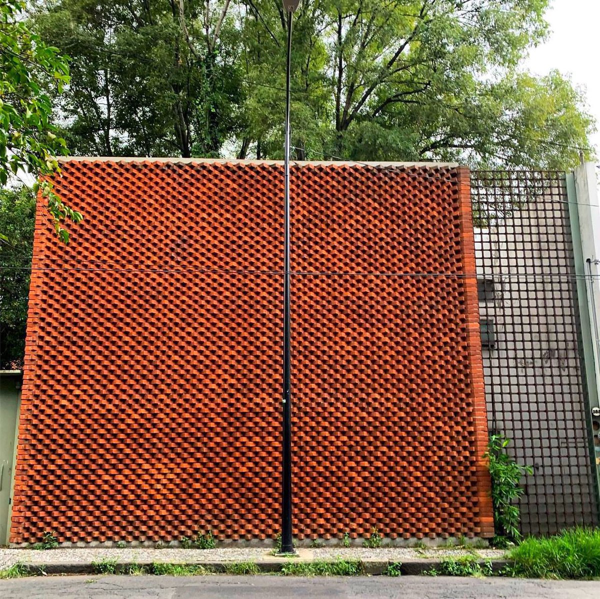 hectorvelazhv's tweet photo. La casa estudio de Vicente rojo en Coyoacán, es una joya, el manejo de tabique es impecable ! https://t.co/Wni9RIzdPY