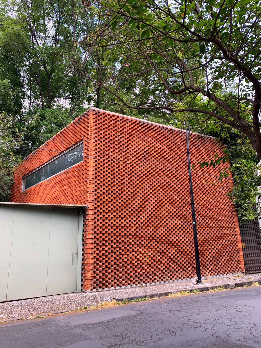 hectorvelazhv's tweet photo. La casa estudio de Vicente rojo en Coyoacán, es una joya, el manejo de tabique es impecable ! https://t.co/Wni9RIzdPY