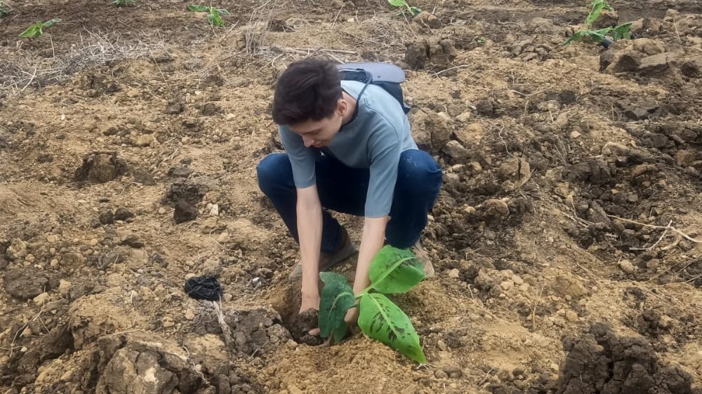 fcvespol's tweet photo. 🌾🍌 ¡Educación práctica en campo! Estudiantes de la FCV-ESPOL, acompañados por el docente José Rivas Ph.D. , realizaron una visita técnica a una finca de banano orgánico en la Península de Santa Elena. 🚜💧

🔗 Lee la nota completa: https://t.co/NGFgPhKEWt https://t.co/XJWi14CG8O