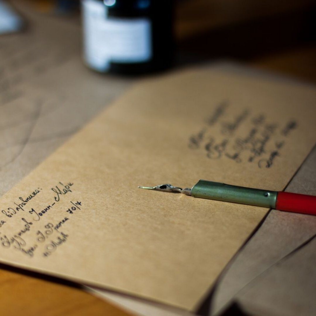 Rebecca_Forster's tweet photo. Raise your hand if you still do this (notes and postcards count) Just curious if I'm the only one left. #handwriting #snailmail #letters https://t.co/dsleVPg2RX