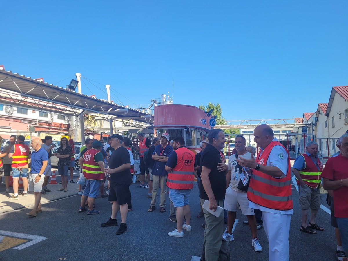 lfidep13's tweet photo. La @FranceInsoumise ce matin aux côtés des salarié·es d'Haribo Marseille. 

Depuis 6 semaines, les 180 salarié•es, avec leurs syndicats FO et CGT, se battent pour des hausses de salaires alors que le groupe a réalisé 36M€ de bénéfices. 

En 2027, place au partage des richesses! https://t.co/am41Oto0Pj
