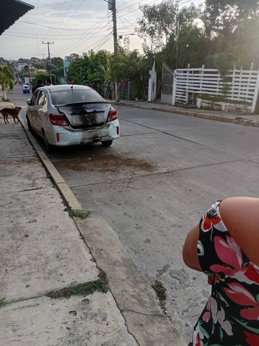XEVATabasco's tweet photo. 🗣️ #DenunciaVA | Habitantes de la #VillaTamulté de las Sabanas, en el municipio de Centro, denunciaron que la mañana de este 6 de agosto de 2026, alrededor de las 6:00 horas, un grupo de personas presuntamente ingresó a la comunidad y comenzó a #incendiar vehículos ,🔥 motocicletas y algunos negocios, lo que generó temor e incertidumbre entre los vecinos.

Ante estos hechos, los habitantes solicitaron a las autoridades reforzar la #seguridad en la zona, realizar las investigaciones correspondientes y emitir información oficial sobre lo ocurrido. Asimismo, hicieron un llamado a la ciudadanía a mantenerse #alerta, resguardarse y reportar cualquier actividad sospechosa a las instancias competentes.

#XEVA #Noticias #Tabasco #Radio