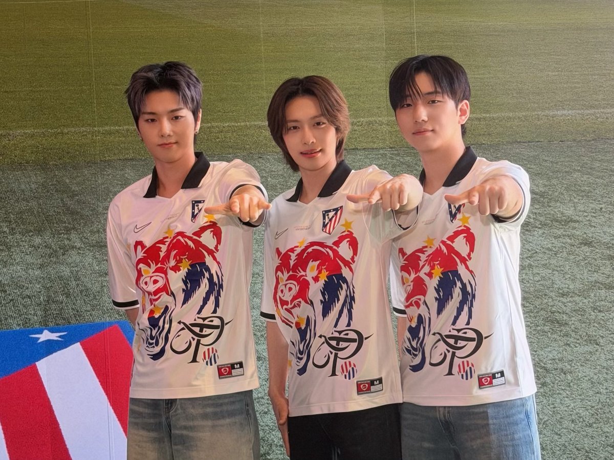 XH_official's tweet photo. Xdinary Heroes with #AtleticodeMadrid ❤️🤍
Having a great time at Casa Atleti Seoul🔥

#XdinaryHeroes #엑스디너리히어로즈
#WE_ARE_ALL_HEROES 
#오버더피치 #아틀레티코마드리드 https://t.co/HLHPes5Ai3