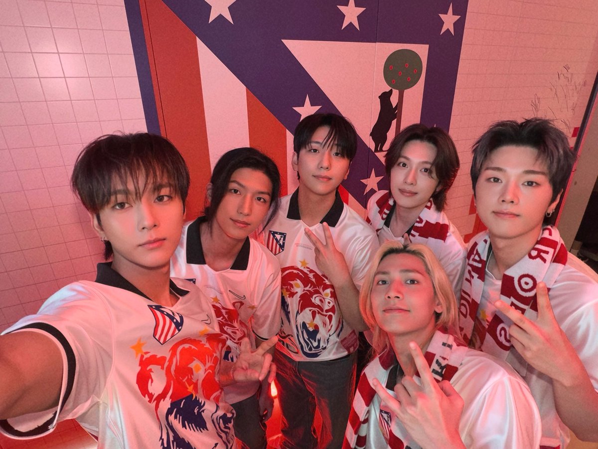 XH_official's tweet photo. Xdinary Heroes with #AtleticodeMadrid ❤️🤍
Having a great time at Casa Atleti Seoul🔥

#XdinaryHeroes #엑스디너리히어로즈
#WE_ARE_ALL_HEROES 
#오버더피치 #아틀레티코마드리드 https://t.co/HLHPes5Ai3
