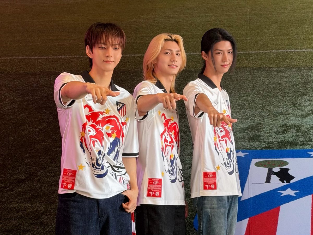 XH_official's tweet photo. Xdinary Heroes with #AtleticodeMadrid ❤️🤍
Having a great time at Casa Atleti Seoul🔥

#XdinaryHeroes #엑스디너리히어로즈
#WE_ARE_ALL_HEROES 
#오버더피치 #아틀레티코마드리드 https://t.co/HLHPes5Ai3